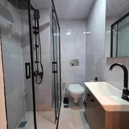 Ada Park Hotel *